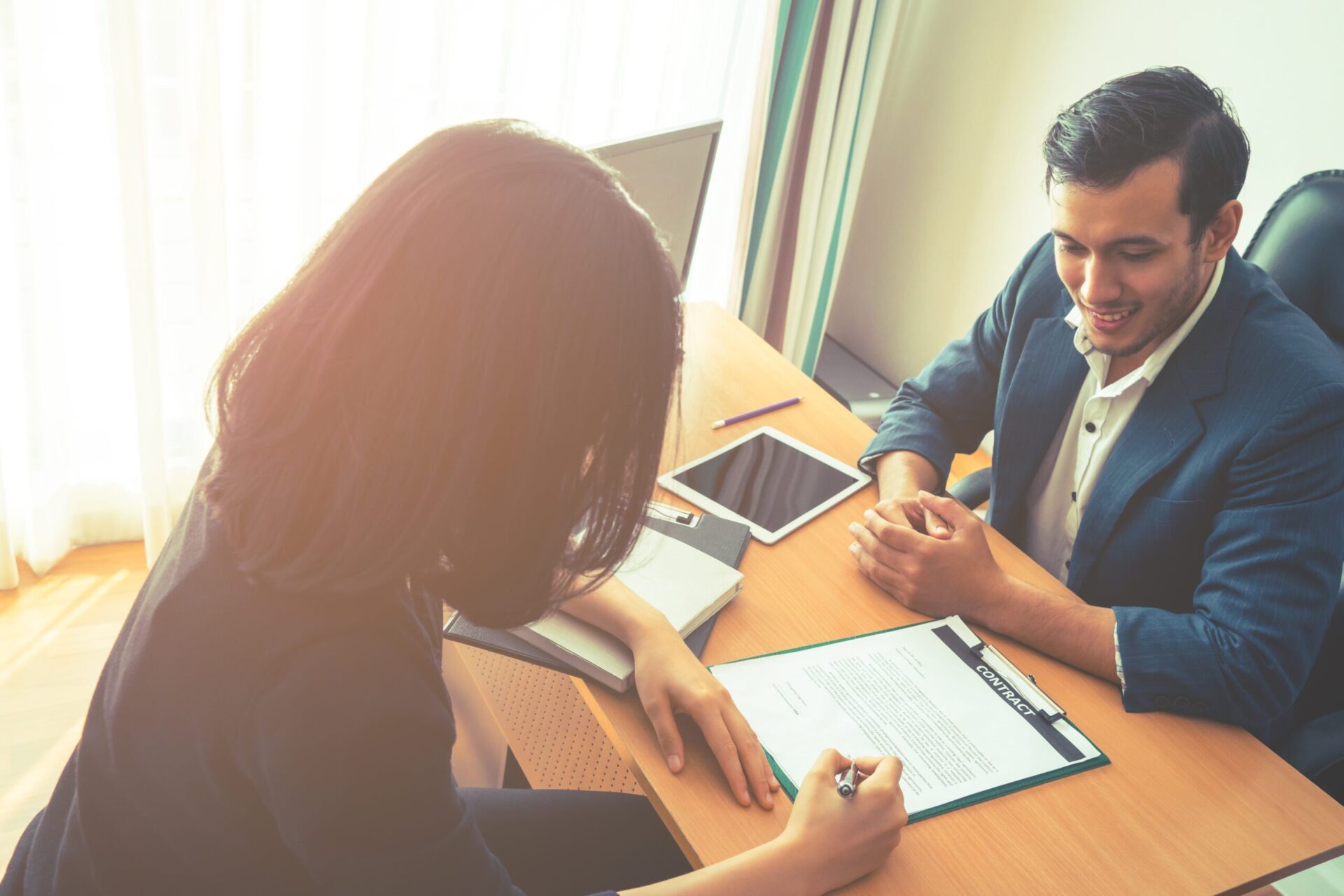 AdobeStock_187630540 Business woman signing a contract