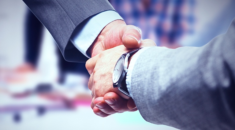 Making-the-Transition-to-Franchise-Ownership-from-Corporate-America Business men shaking hands