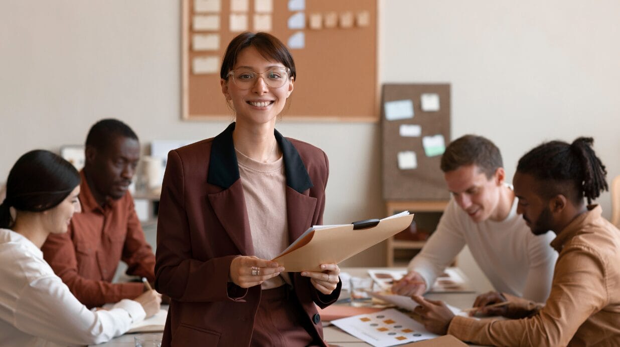 Blog Covers (25) Confident leader in a team meeting