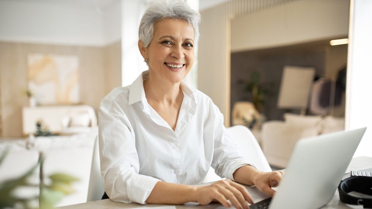 Blog Covers (47) Confident female business owner working on a laptop